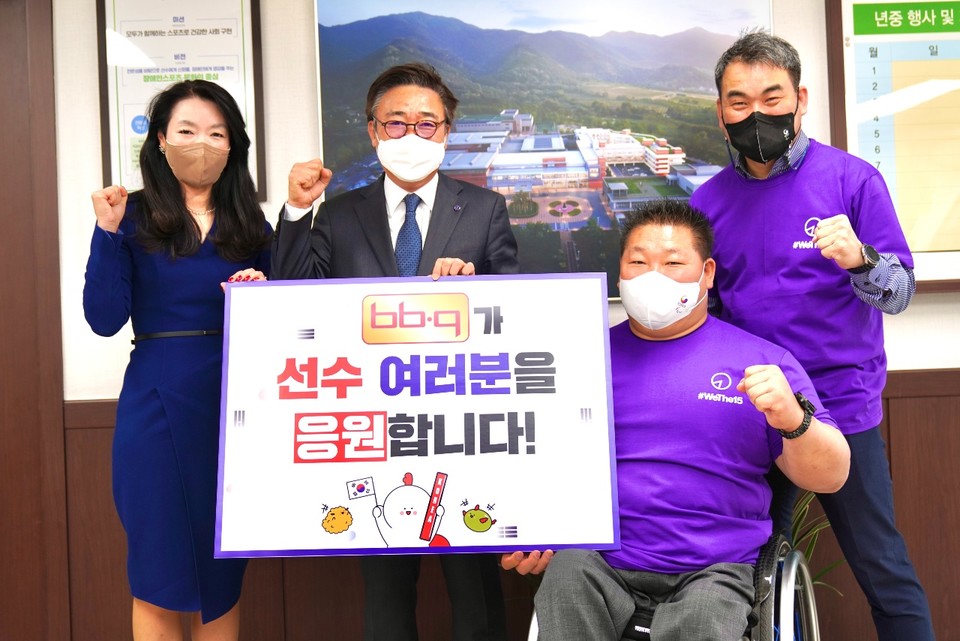 지난 19일 제너시스BBQ 관계자는 데플림픽 국가대표 선수단에 치킨 100인분을 전달하고 대한장애인체육회 박종철 선수촌장(오른쪽에서 두번째)과 훈련기획부 박승재 부장과 함께 기념 촬영을 가졌다. [사진=제너시스BBQ]