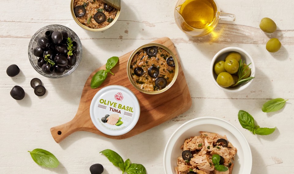 지중해산 블랙올리브와 바질·엑스타라버진 올리브유·황다랑어를 담은 오뚜기 ‘올리브바질참치’ [사진=오뚜기]