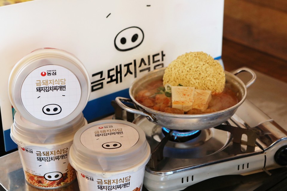 농심은 서울의 유명 맛집 금돼지식당과 협업해 면요리 간편식 ‘금돼지식당 돼지김치찌개면’을 출시한다. [사진=농심]
