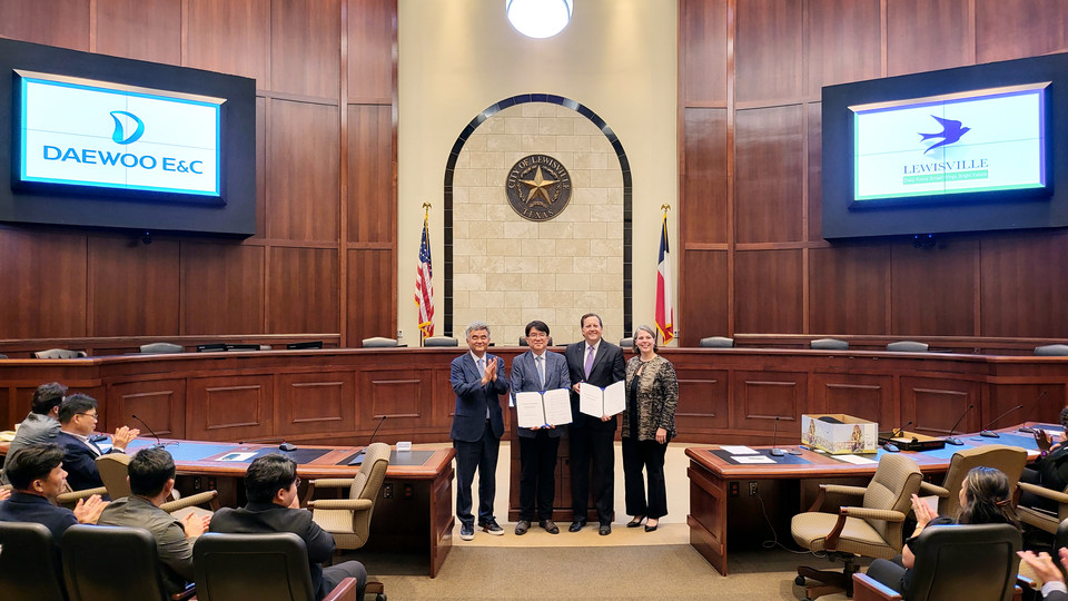 중흥그룹 정원주 부회장(왼쪽). 대우건설 한승 신사업추진실장(가운데 왼쪽)이 시의회의사당에서 루이스빌시 T. J. Gilmore 시장(가운데 오른쪽), Claire Powell 부시장(오른쪽)과 MOU 체결 뒤 기념사진을 촬영하고 있다 [사진=대우건설]