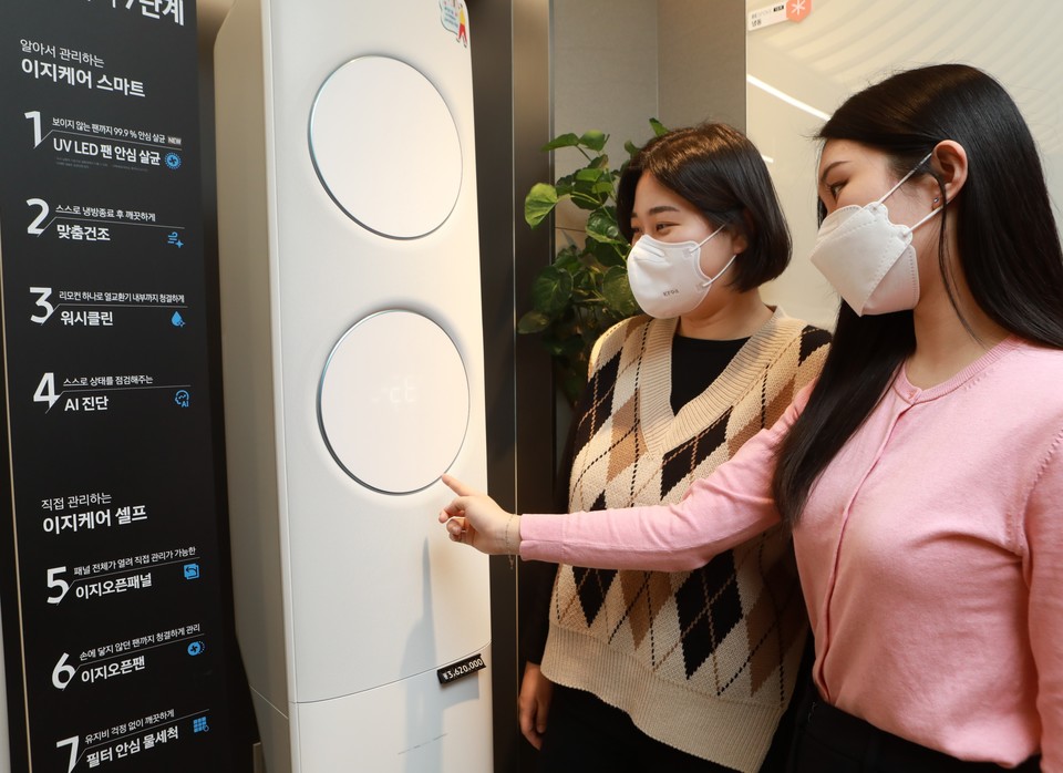 서울 중구 소공동에 위치한 롯데백화점 본점 8층 삼성전자 매장에서 고객들이 에어컨 신제품을 보는 모습이다. [사진=록데백화점]