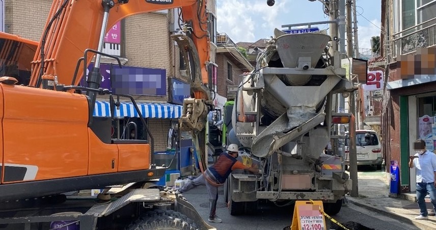 굴착기와 덤프트럭, 레미콘 등 건설 현장에서 사용되는 중장비 차량에 지역명 번호판은 11월 26일부터 없어진다. [사진=연합뉴스] 