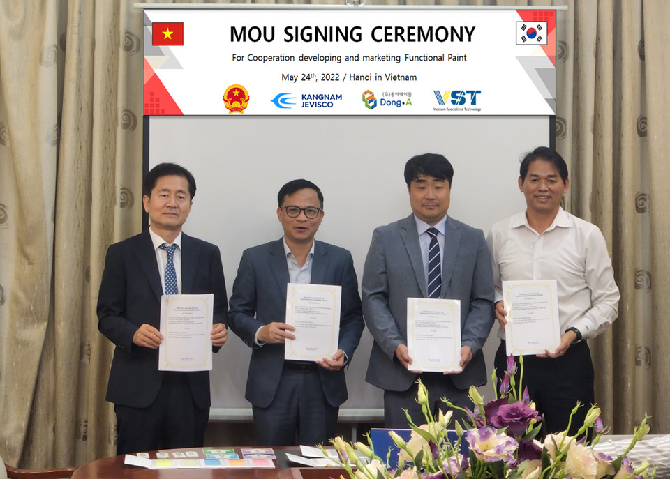 지난 24일 강남제비스코는 베트남 과학기술부 산하의 국가기술기업 및 상용화 개발센터(NATEC)와 상호간 업무지원·정보교류 및 기능성 도료개발 적용 등에 관한 업무협약(MOU)을 체결했다. (왼쪽부터)강남제비스코 김규태 상무, NATEC Mr. DUC NGHIEM PHAM 부국장, 동아에이블 이정명 대표이사, VST 장영수 대표이사 [사진=강남제비스코]