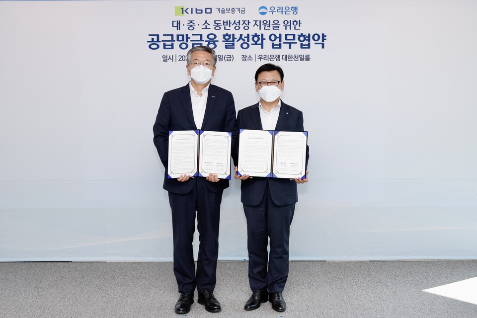 지난 27일 우리은행 본점에서 진행된 업무협약식에 참석한 김종호 기술보증기금 이사장(사진왼쪽)과 이원덕 우리은행장(사진오른쪽) [사진=기술보증기금]