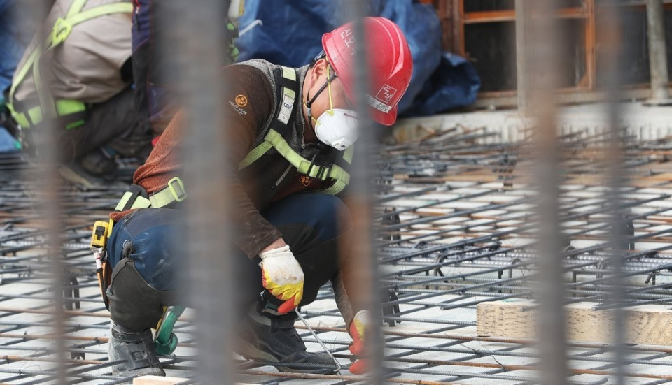 건설현장에서 일하는 노동자 [사진=연합뉴스]