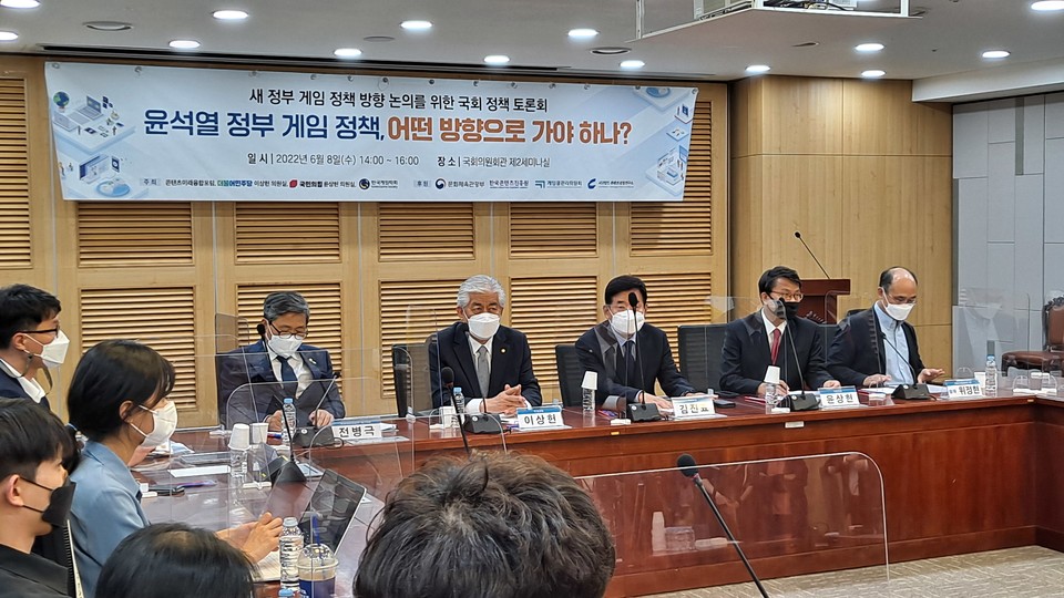 이상헌 더불어민주당 의원(오른쪽에서 4번째)과 윤상현 국민의힘 의원(오른쪽에서 2번째)는 이번 토론회 개회사를 통해 게임정책 토론회의 중요성을 강조했다.  [사진=권찬욱 기자]