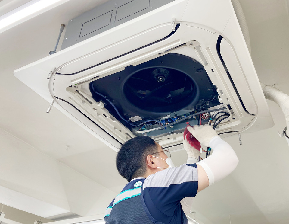 롯데하이마트가 30일까지 ESG 경영 일환으로 중소 파트너사의 쾌적한 근무환경과 일상 회복을 지원하기 위해 에어컨 클리닝 서비스를 지원한다. 사진은 롯데하이마트 전문 CS마스터가 지난 14일 서울시 용산구에 위치한 ‘주식회사 더가치’ 사무실에서 에어컨 클리닝 서비스 지원 사업을 펼치고 있는 모습이다. [사진=롯데하이마트]