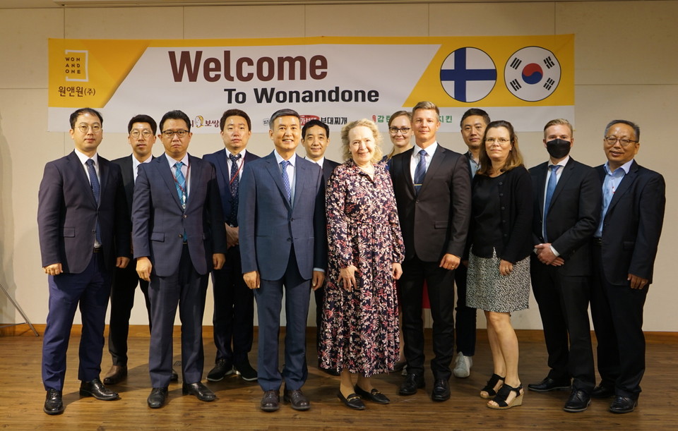 지난 9일 외식기업 원앤원과 핀란드 농림부 및 핀란드 식품기업 아트리아와의 지속적인 파트너십 강화를 위한 행사가 마련됐다. 원앤원 박천희 대표이사(왼쪽에서 5번째), 야나 후수-칼리오 핀란드 농림부 사무차관(왼쪽에서 7번째) 등 관계자들이 기념 사진을 촬영하고 있다. [사진=원앤원]