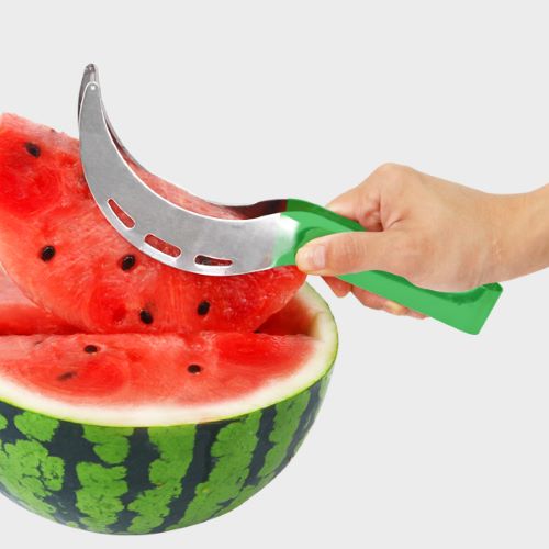 수박을 한입 크기로 자를 수 있는 ‘손잡이 코팅 수박 커터기’ [사진=아성다이소]