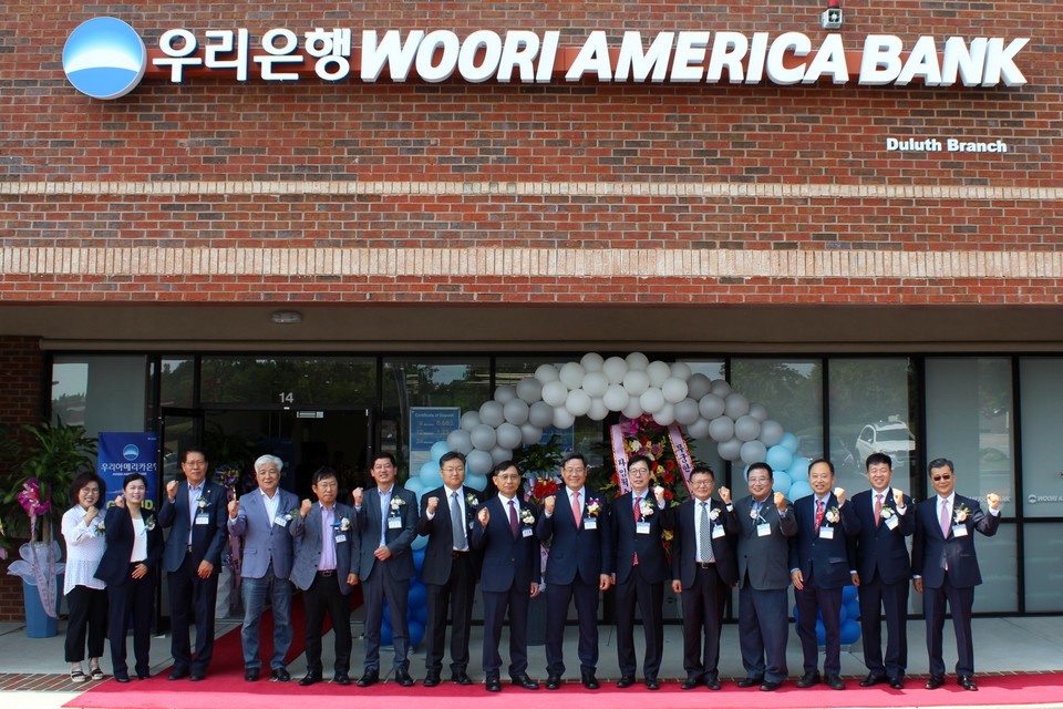 우리은행의 미국 현지법인 우리아메리카은행이 지난 24일(현지시각 기준) 미국 조지아주 둘루스지점 개점행사를 개최했다. 신현석 우리아메리카법인장(오른쪽 일곱번째), 박윤주 애틀란타영사관 총영사(오른쪽 여섯번째), 이홍기 애틀란타 한인회 회장(오른쪽 다섯번째), 박선 애틀란타 한인상공회의소 회장(오른쪽 세번째)과 관계자들이 기념촬영을 하고 있다. [사진=우리은행]