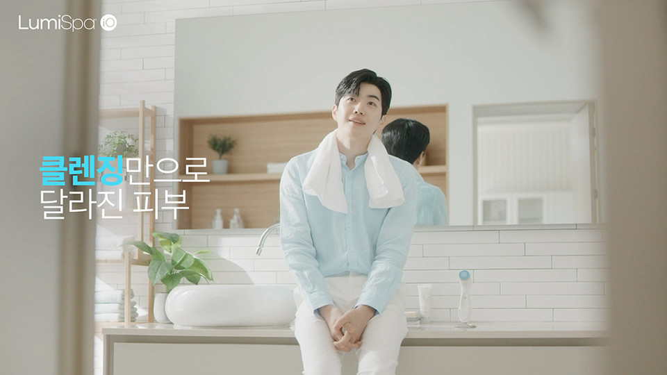 이번 홍보 영상에서 강훈은 ‘나보다 더 나를 이해하는 에이지락 루미스파iO’ 자체이자 스윗한 남자친구로 등장한다. [사진=뉴스킨 코리아]