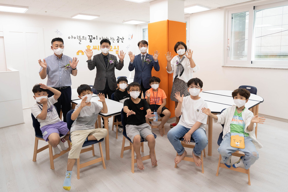 홈씨씨교실 1호점이 된 산성종합사회복지관 관계자들과 복지관 이용 아동들 [사진=KCC글라스]