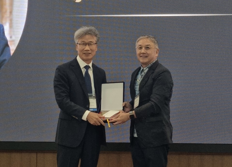 지난 7일 개최된  ‘제25회 오뚜기 함태호 학술상’ 시상식에서 오뚜기함태호재단 함영준 이사장(우)이 참석하여 가천대학교 식품생명공학과 빅종현 교수(좌)에게 상패와 부상 3000만원을 전달했다. [사진=오뚜기]