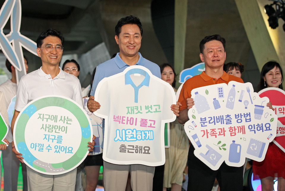 지난 7일 오후 동대문디자인플라자 어울림광장에서 열린 ‘지구에서 아름다운 패션쇼’에서  마 소재 셔츠와 면바지를 입고 친환경 패션쇼 런웨이에 오른 진재승 유한킴벌리 대표(왼쪽), 오세훈 서울시장(중앙), 김용태 효성티앤씨 본부장(오른쪽) [사진=유한킴벌리]