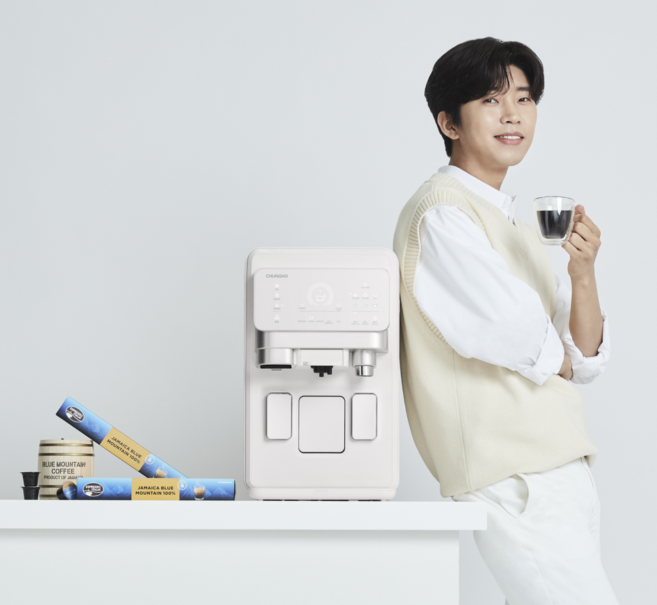 오는 14일 청호나이스는 CJ온스타일 홈쇼핑 채널을 통해  얼음 커피머신 ‘청호 에스프레카페’를 홍보한다. 사진은  청소에스프레소카페와 자메이카 블루마운틴 100%, 모델 임영웅 [사진=청호나이스]