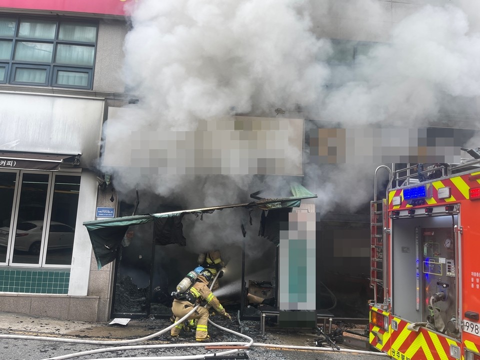 11일 광주 북구 용봉동 킥보드업체에서 발생한 화재를 소방관들이 진화하고 있다. [사진=광주북부소방서]