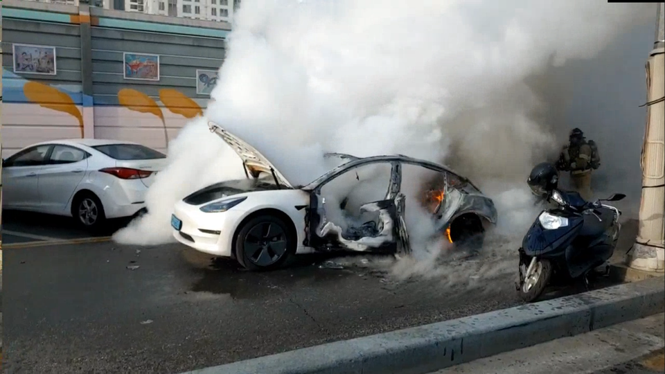 지난 2월 22일 구로구 오류동역 인근 주차장에서 모델3 전기차가 화재로 전소되는 사고가 있었다. [제공=소방청]