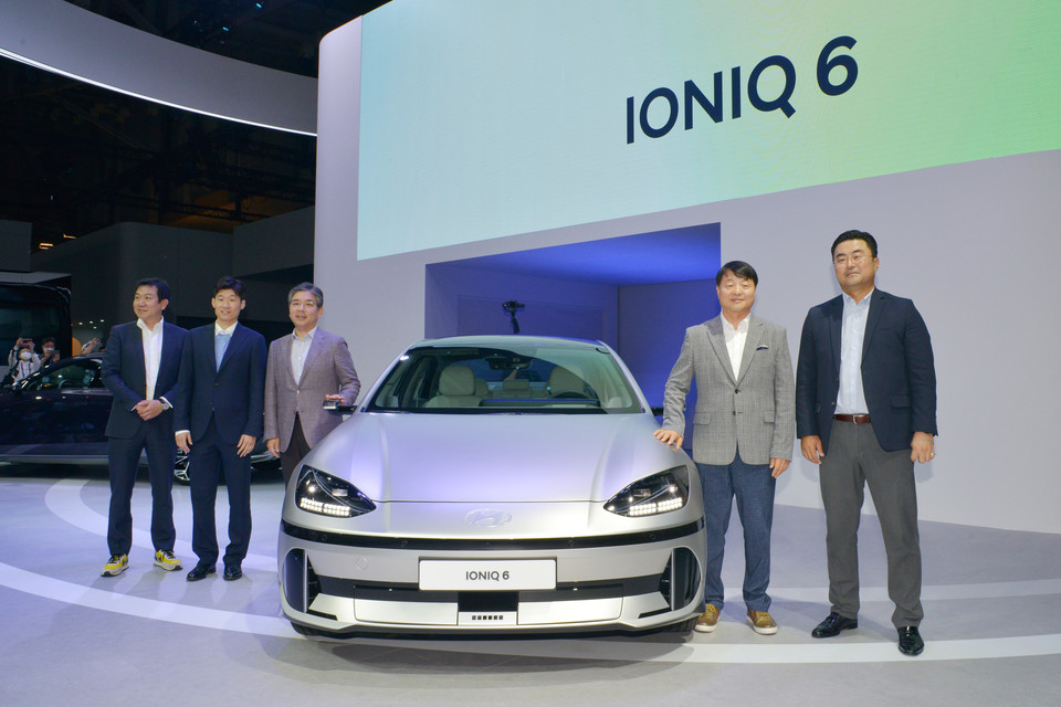 현대차는 아이오닉6를 부산모터쇼 현장에서 처음으로 공개했다. 박지성 선수도 이날 행사장을 찾아 아이오닉6를 흥보했다. [사진=부산모터쇼 사무국]