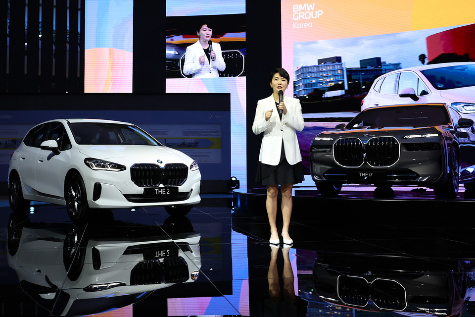 BMW I7(오른쪽)과 BMW 2시리즈 액티브 투어러(왼쪽) [사진=BMW코리아]