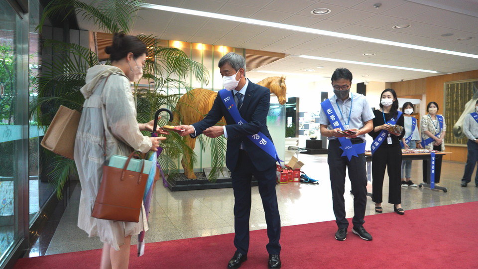 상호존중의 날 맞아 출근길 인사 나선 정기환 회장 [사진=한국마사회]