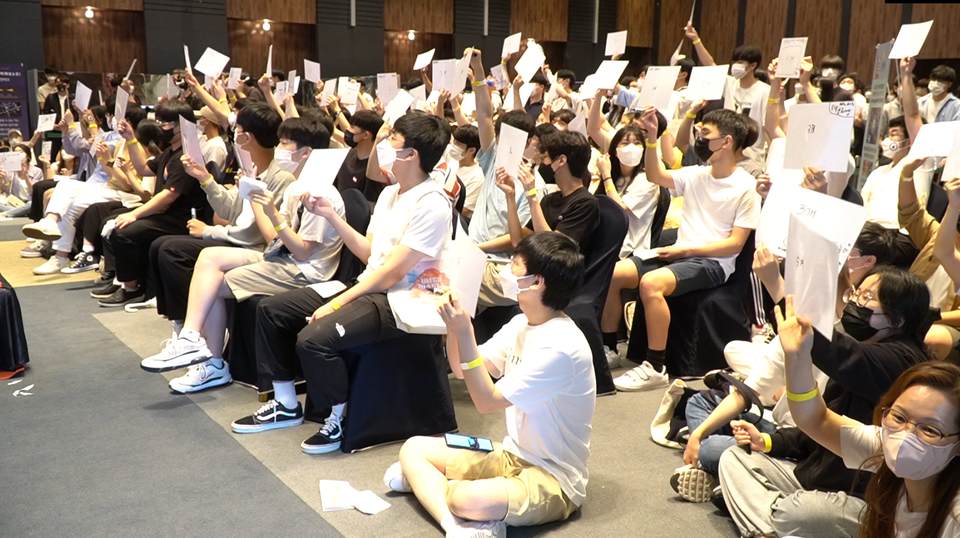 17일 연세대 메이플스토리 동아리가 주최한 유저 행사에서는 각종 미니게임과 골든벨, OX퀴즈 등이 진행됐다. 사진은 골든벨 진행 장면. [사진=권찬욱 기자]