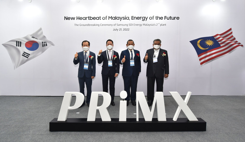 삼성SDI는 21일 말레이시아 스름반에서 말레이시아 배터리 2공장 기공식을 진행했다. 왼쪽부터 이치범 주말레이시아 한국대사, 최윤호 삼성SDI 대표이사 사장, 다토 스리 하지 아미누딘 빈 하룬 느그리 슴빌란 주지사, 다토 하지 줄키플리 모하맛 빈 오말 주의회 의장이 기념촬영을 하고 있다. [사진=삼성SDI]