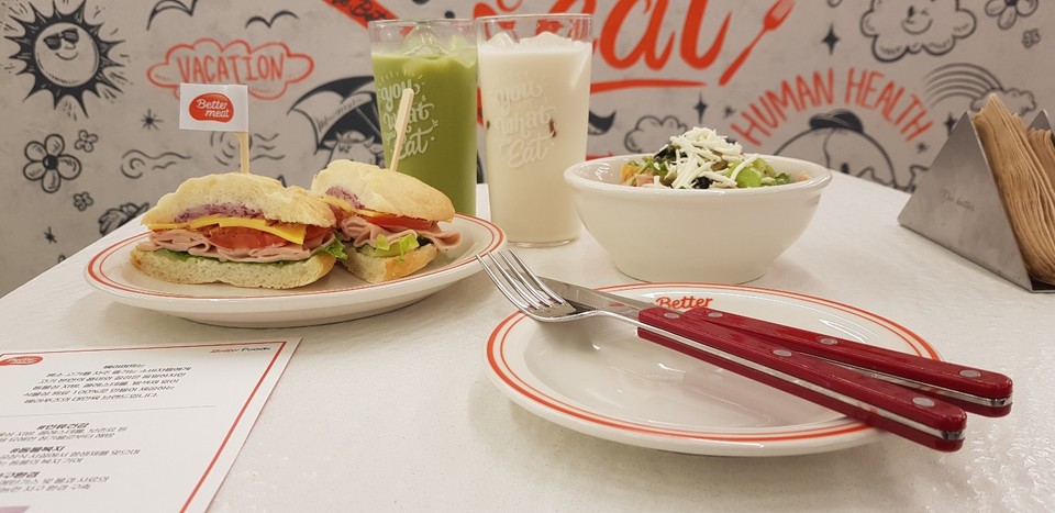 모르타델라 깜파뉴 샌드위치와 슁켄 & 퀴노아 샐러드,그리고 그린티 & 코코넛 밀크 [사진=심영범 기자]