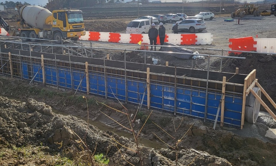 제철 슬래그 융합 콘크리트 거푸집을 서부내륙고속도로 11공구 횡배수구조물에 시범적용한 사례 [사진=포스코건설]