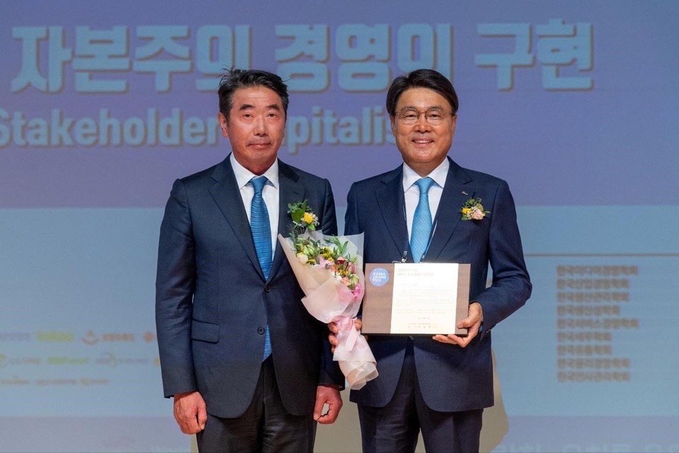 최정우 회장이 8월 17일 여수 엑스포켄벤션센터에서 열린 2022 한국경영학회 융합학술대회에서 한상만 한국경영학회장(왼쪽)으로부터 최우량기업 대상을 받았다. [사진=포스코홀딩스]