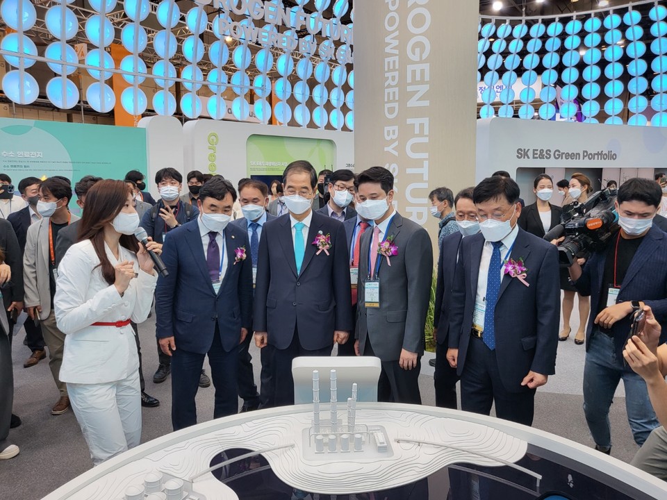 SK E&S 부스에 방문한 한덕수 총리 [사진=SK E&S]
