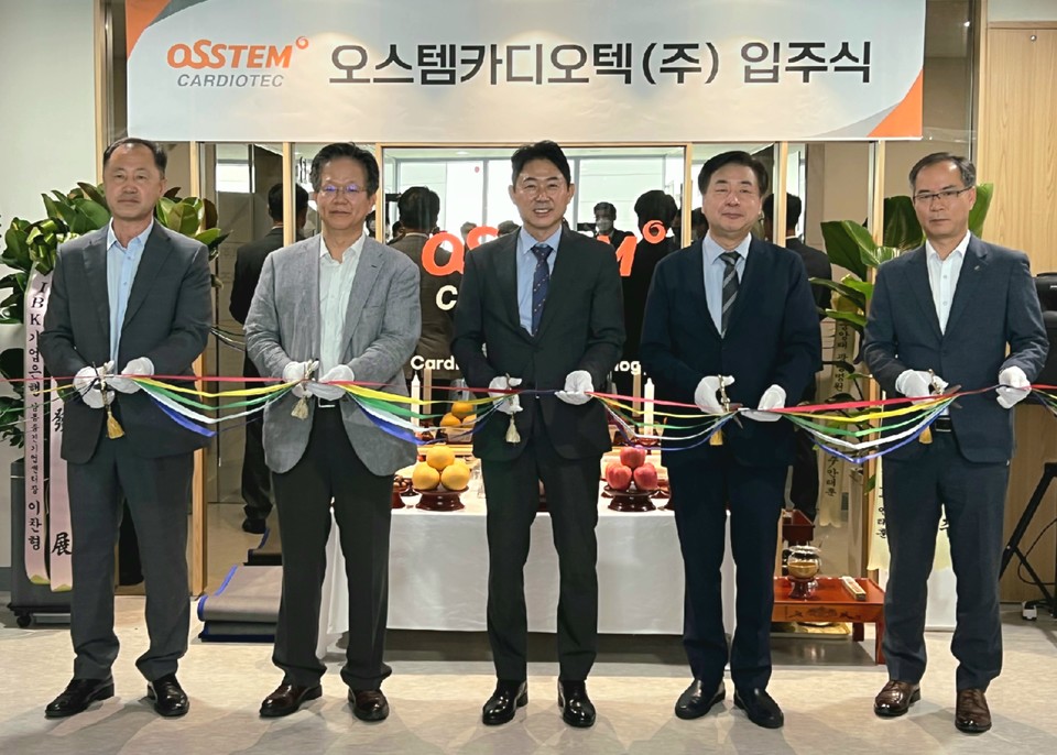 오스템카디오텍은 지난 8일 본사 및 생산시설을 고양시에 위치한 지식산업센터로 확장 이전했다. 입주식에 참석한 (왼쪽부터) 고양시청 일자리경제국 기업지원과 김동원 과장, 오스템임플란트 최규옥 회장, 엄태관 대표이사, 중앙대학교광명병원 순환기내과 안태훈 교수, 기업은행 남동중견기업센터 이찬형 센터장 [사진=오스템카디오텍]
