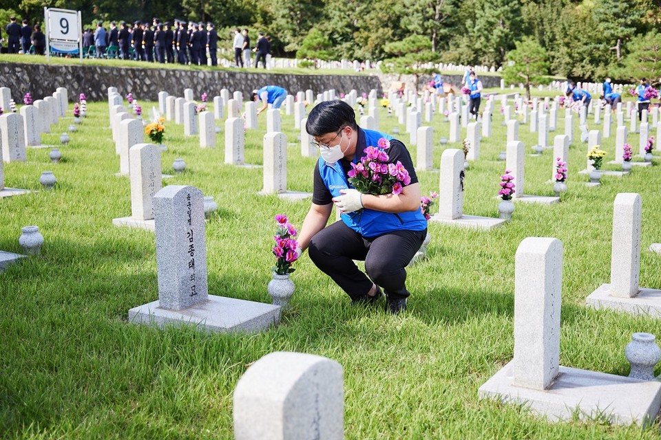 효성그룹은 지난 20일 서울시 동작구에 위치한 국립서울현충원을 찾아 효성그룹의 주요 사업회사 임직원 20여 명이 동참해 참배와 묘역정화·헌화 활동을 실시했다. [사진=효성그룹]