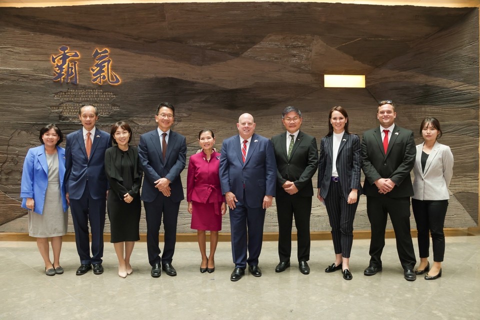 지난 20일 래리호건 미국 메릴랜드 주지사(왼쪽에서 6번째)와 아내 유미 호건(왼쪽에서 5번째) 여사가 경기도 판교에 위치한 SK바이오사이언스 본사에 방문했다. 방문 일정을 마치고 SK디스커버리 최창원 부회장(왼쪽에서 4번째), 안재현 사장(왼쪽에서 7번째) 등 관계자들과 기념촬영을 가졌다. [사진=SK바이오사이언스]