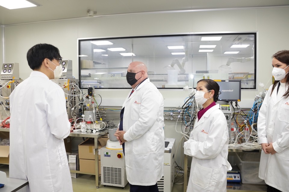  래리호건 주지사 부부는 대한민국 1호 코로나19 백신인 ‘스카이코비원멀티주’가 개발된 연구 시설도 직접 돌아보며 개발 과정에 대한 설명을 들었다. [사진=SK바이오사이언스]