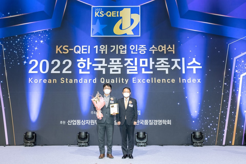 지난 21일 열린 ‘2022 한국품질만족지수(KS-QEI) 인증 수여식’에서 KCC 함성수 상무가 도료부문에서 수상 후 기념촬영을 가졌다. [사진=KCC]