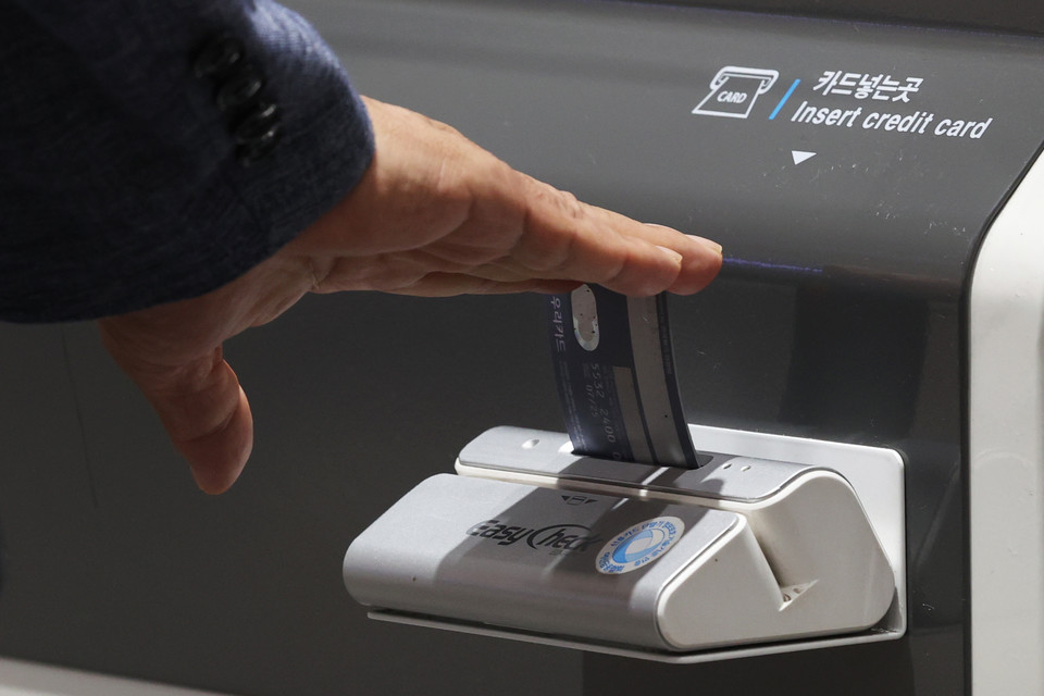 소비자들이 신용카드 포인트제도를 사용하지 못해 발생하는 미사용 카드포인트 소멸액이 연간 1000억원에 달하는 것으로 드러났다. [사진=연합뉴스]