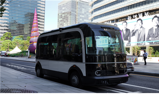 청계천 주변을 운행하는 ‘전기 자율주행 전용 버스 모습 [사진=도로교통공단]