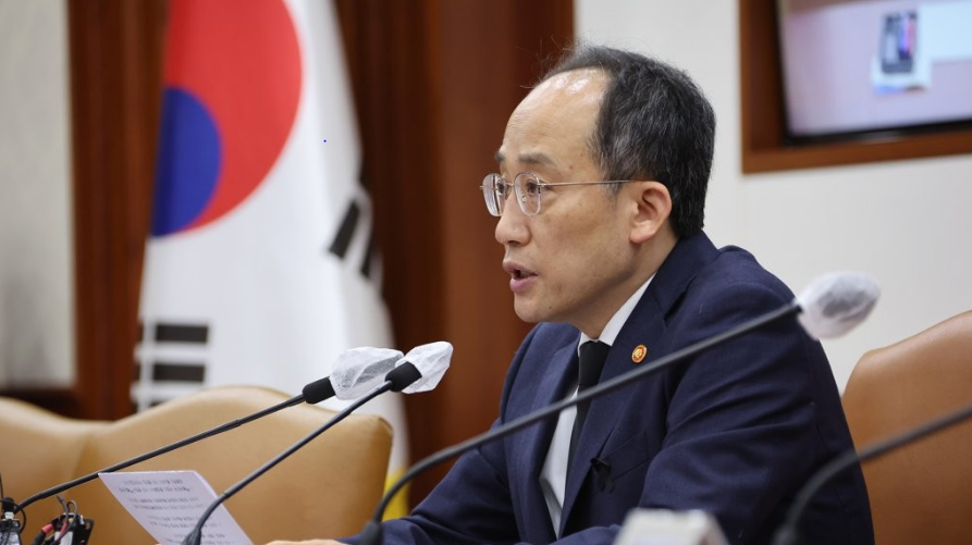 추경호 경제부총리 겸 기획재정부 장관이 4일 정부서울청사에서 열린 비상경제장관회의를 주재하고 있다. [사진=연합뉴스]