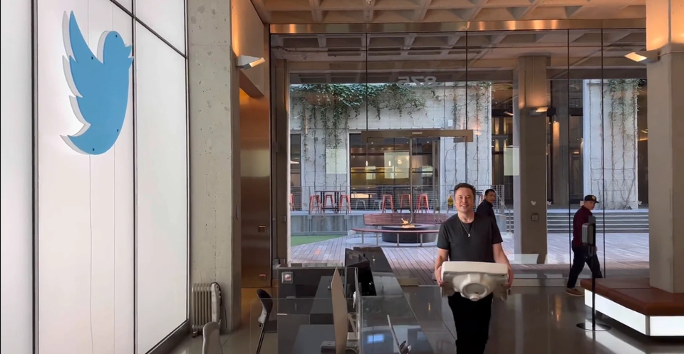 미국 샌프란시스코에 위치한 트위터 본사. 머스크는 출근 첫날의 모습을 사진으로 트위터 계정을 통해 올렸다. 일각에서는 출근 첫날에 세면대를 든 것은 대대적인 변화를 예고했다는 의미로 받아들여지고 있다. [사진=일론 머스크 트위터]