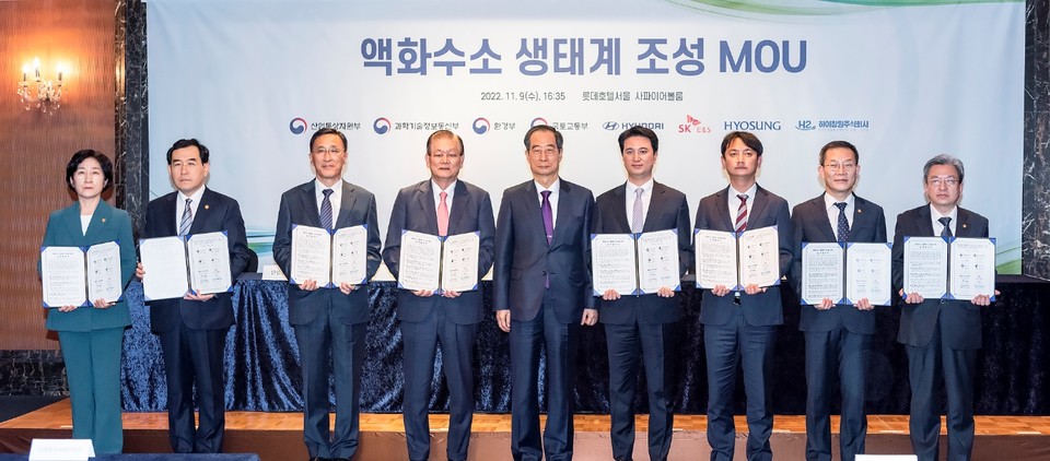 추형욱 SK E&S 대표이사 사장(오른쪽에서 네번째)이 9일 롯데호텔 서울에서 열린 '액화수소 생태계 조성 업무협약(MOU)' 체결식에 참석해 한덕수 국무총리(가운데) 등 참석자들과 기념촬영을 하고 있다.[사진=SK E&S]