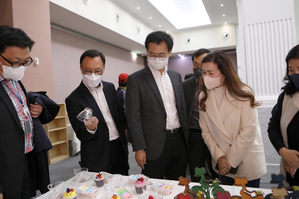 현대엔지니어링은 지난 15일 서울지역 쪽방 주민을 대상으로 진행한 ‘제7회 디딤돌 문화교실’의 수료식 및 작품 전시를 진행했다. [사진=현대엔지니어링]