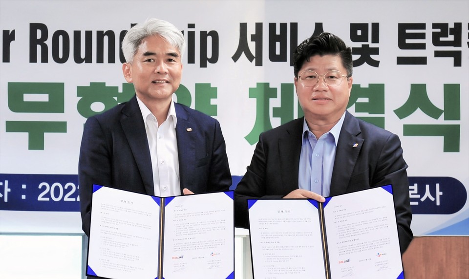SM상선 유조혁 대표(왼쪽)와 과 CJ대한통운 강병구 글로벌부문장이 21일 전략적 업무협약을 체결했다. [사진=SM상선]