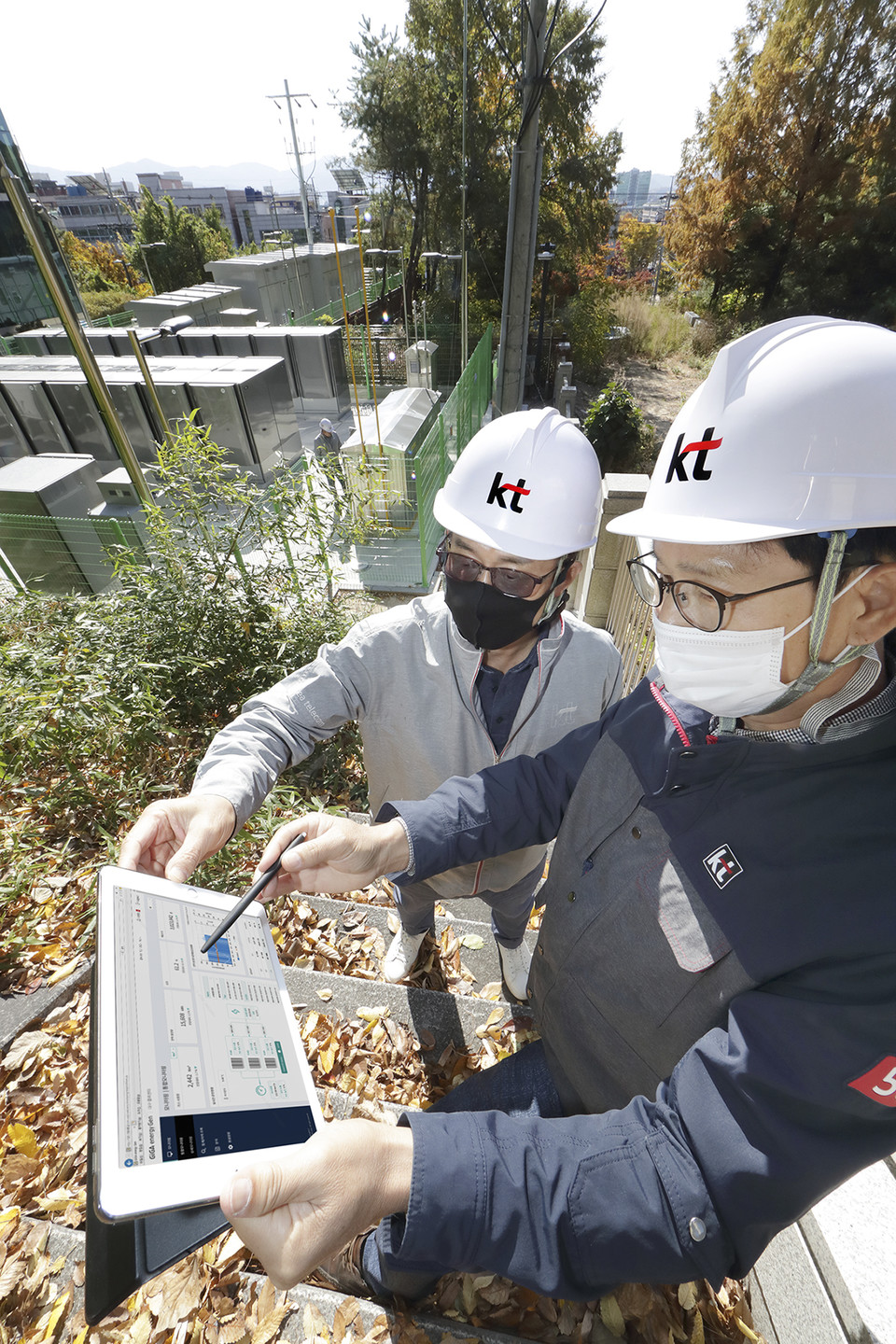 KT 직원들이 KT 대구물류센터에 구축된 수소연료전지 발전설비를 KT-MEG을 통해 실시간으로 점검하고 있다.[사진=KT]