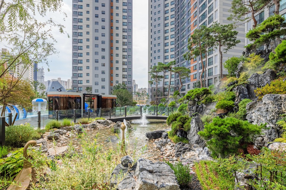 남산 롯데캐슬 센트럴스카이 소나무 배경의 석가산 사진=롯데건설