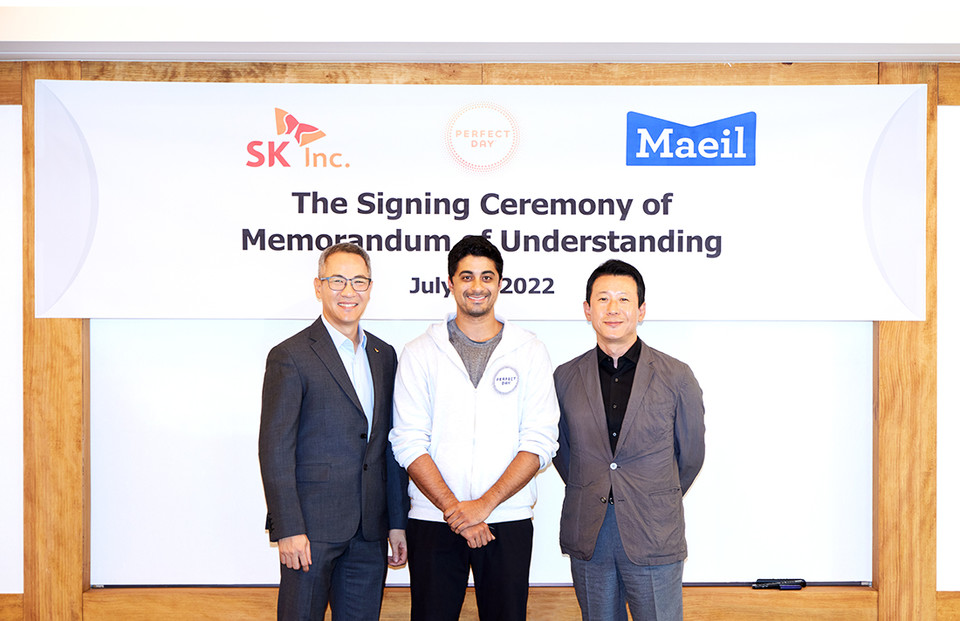 SK-Perfect Day-매일유업 MOU 체결식에서 (좌측부터) SK 그린투자센터 김무환 센터장, Perfect Day CEO Ryan Pandya, 매일유업 이인기 기획실장이 기념촬영을 가졌다. [사진=매일유업]