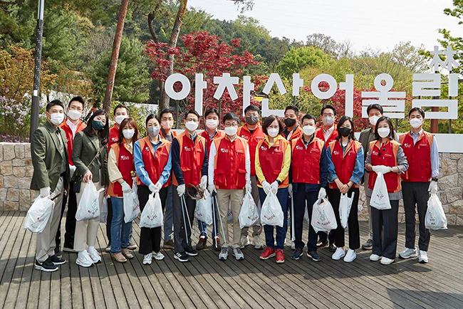 지난 4월 아차산 일대 환경미화를 위해 워커힐 임직원이 참여한 플로깅 캠페인[사진=SK네트웍스]