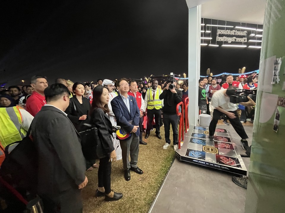 지난 24일 특별 응원이벤트 현장에서 박보균 문화체육관광부 장관이 한국관광홍보관을 둘러보고 있는 모습이다. [사진=한국관광공사]