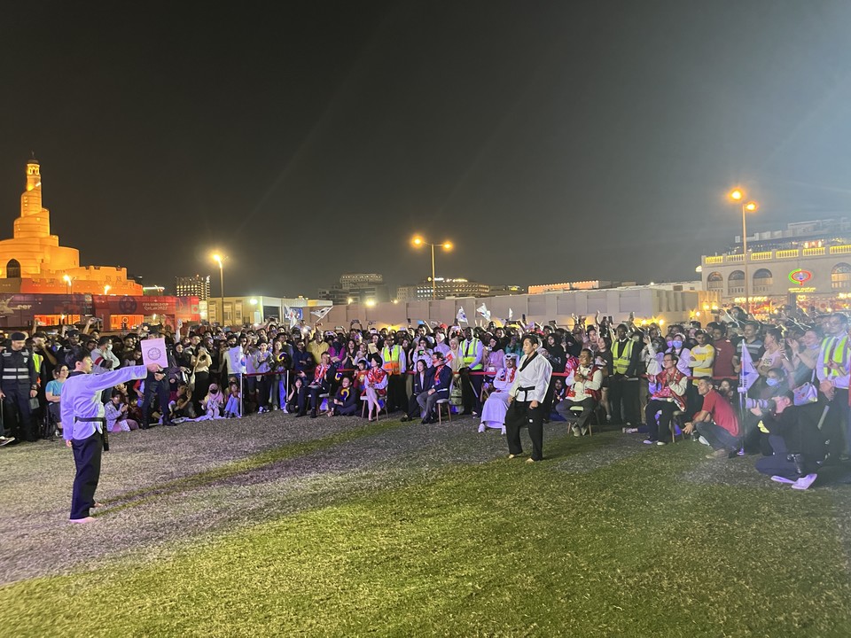 24일 진행된 특별 응원이벤트 중 한국관광홍보관 방문객들이 태권도 공연을 관람하고 있다. [사진=한국관광공사]