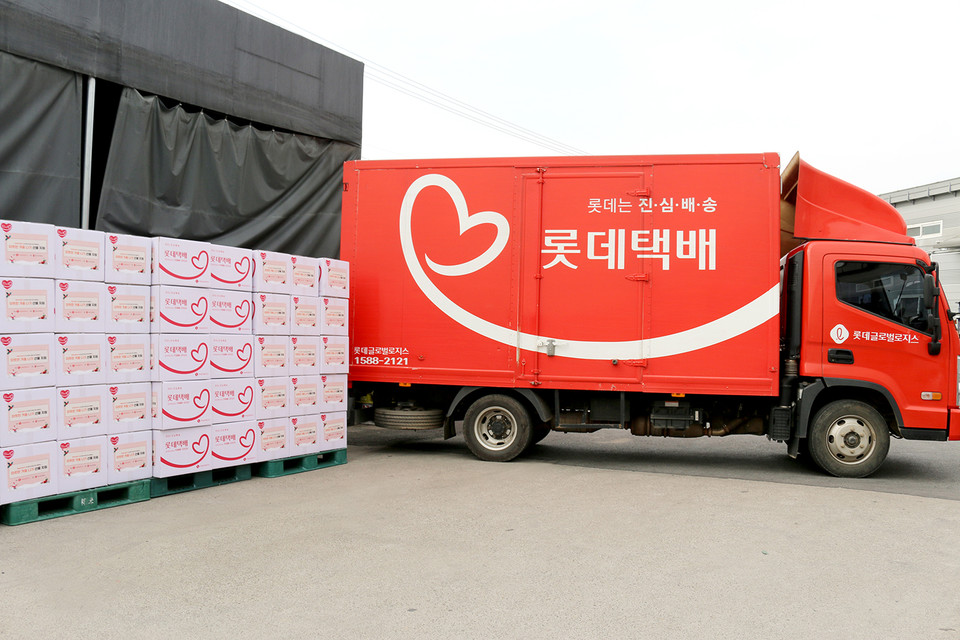 롯데글로벌로지스는 국제아동권리 NGO ‘세이브더칠드런’과 함께 지난 24일 전국 취약계층 아동들에게 총 2500만 원 상당의 후원 물품을 전달했다. [사진=롯데글로벌로지스]