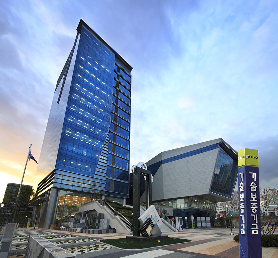 기술보증기금은 중소기업은행과 선진화된 재난안전 관리체계 구축을 지원하기 위해 ‘소방·재난안전산업 영위 중소기업 금융지원 업무협약’을 체결했다. [사진=기술보증기금]